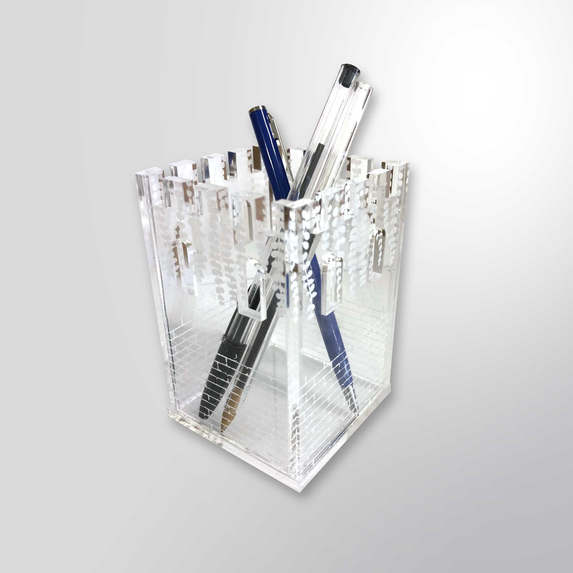 Portapenne in plexiglass sagomato e inciso